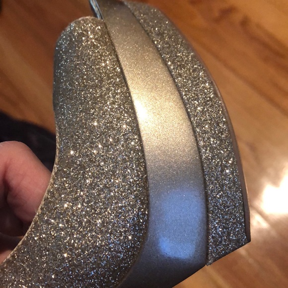 Gold heels - Picture 6 of 6